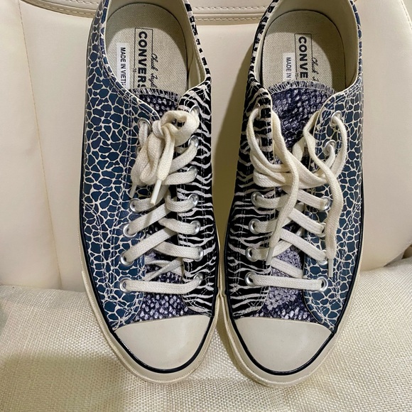 Converse chucks low space animal sneakers. Men’s 10, women’s 12. - Picture 6 of 6